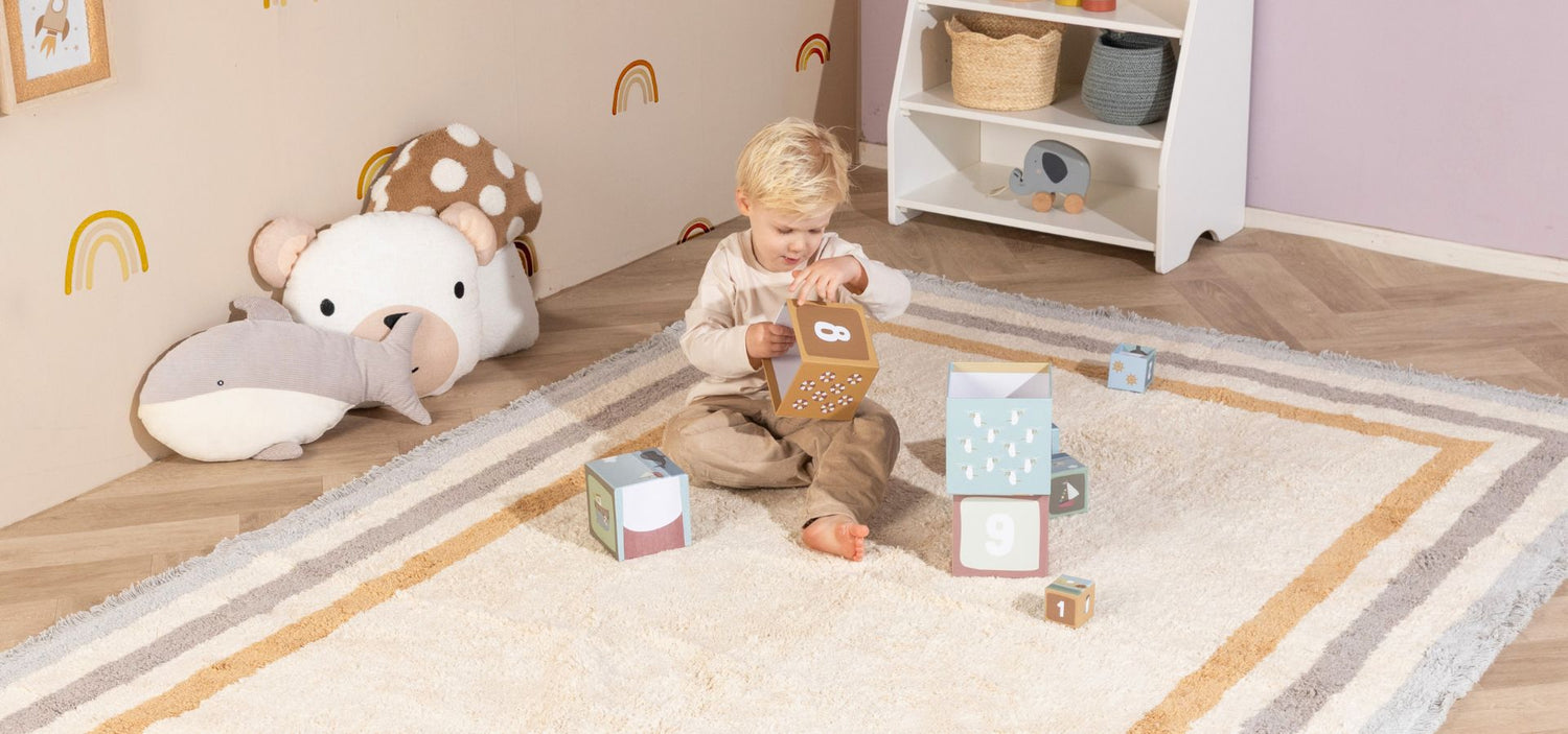 Vloerkleed in een ingerichte kinderkamer met zachte kleuren